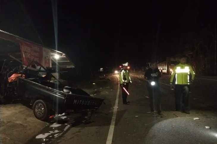 Kecelakaan Mobil L300 Vs Mobil Pengangkut Sayur di Jalan Sumatera, Pidie. (Foto: Antara)