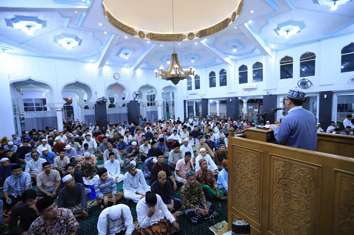 Pj walikota Banda Aceh, Bakri Siddiq Tarawih Bersama Warga Lamdingin. (Foto: Ist)