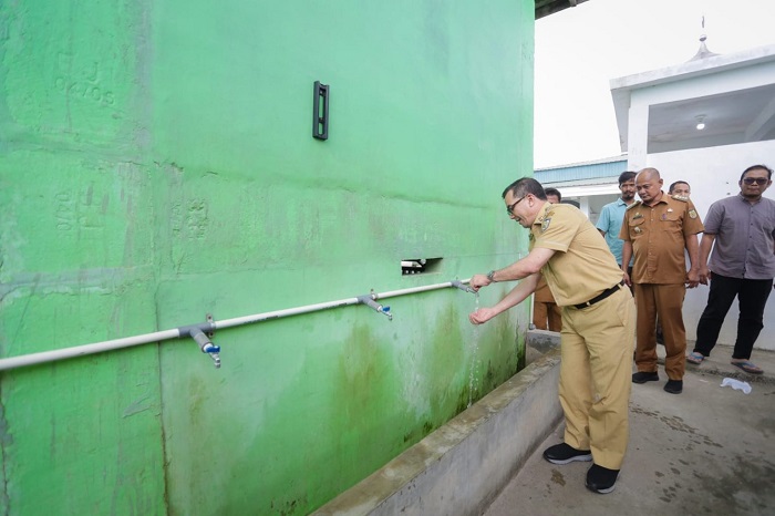 Pj Wali Kota Banda Aceh Bakri Siddiq menyambangi sejumlah masjid yang ada di Banda Aceh yang kerap muncul keluhan kekurangan air bersih, Selasa (28/3/2023). (Foto: Ist)