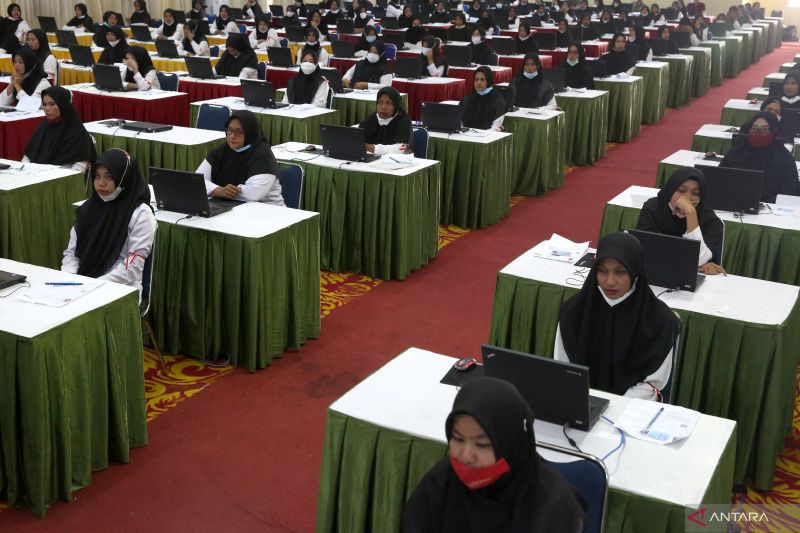 Peserta calon PPPK Kementerian Agama mengikuti seleksi kompetensi dengan computer assisted test (CAT) di gedung Amel Convention, Banda Aceh, Aceh, Kamis (23/3/2023). ANTARA/IRWANSYAH PUTRA