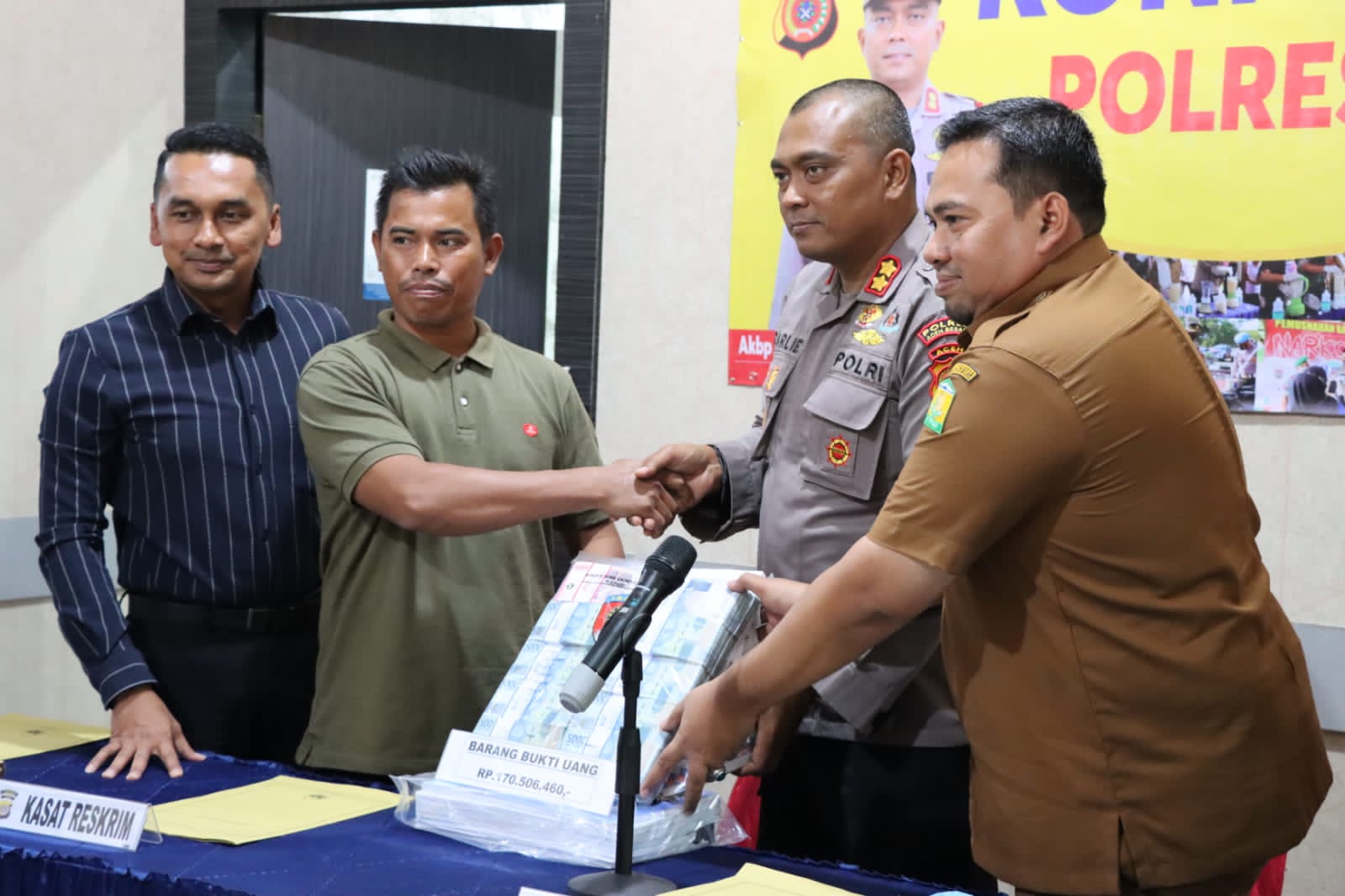 Kepala Desa di Pulo Aceh Kembalikan Uang Rp 170 Juta ke Polres Aceh Besar
