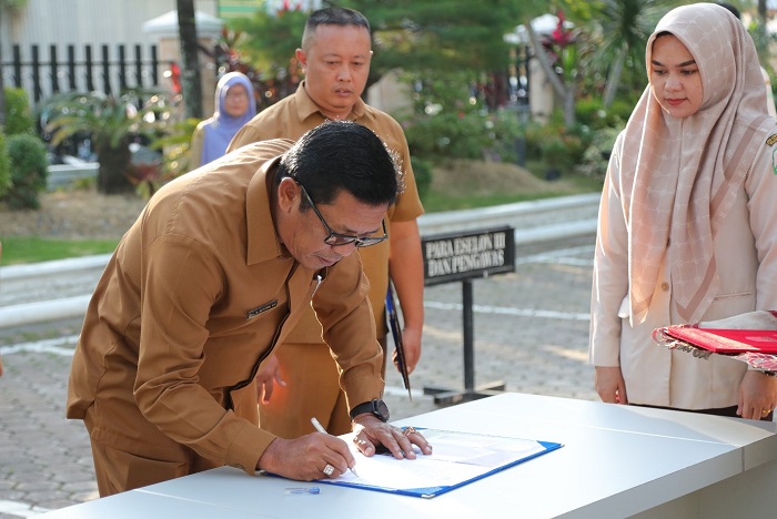 Kepala Dinas Pendidikan (Kadisdik) Aceh, Drs Alhudri MM, tanda tangani Ikrar Netral Pemilu 2024 (Foto: Ist)