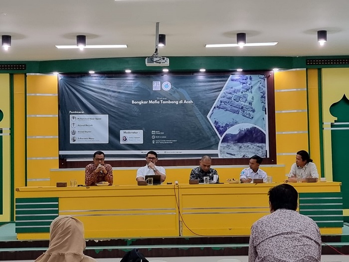 Kadis ESDM, Ir. Mahdinur, MM (KIri Ujung) pada diskusi Bongkar Mafia Tambang di Aceh oleh Forum Jurnalis Lingkungan (FJL) Banda Aceh, Kamis (9/3/2023) (Foto: Ist)
