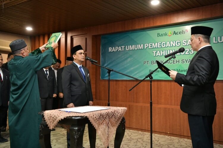 PJ Gubernur Achmad Marzuki Lantik Muhammad Syah Sebagai Dirut Bank Aceh Syariah (BAS) Periode 2023-2027. (Foto: Ist)