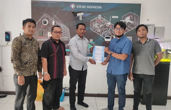 Kepala SMKN 1 Tapaktuan, Kurnaidi saat menandatanagi MoU dengan PT. Xtend Integrasi Indonesia di Medam Sumatera Utara. (Foto: Ist)