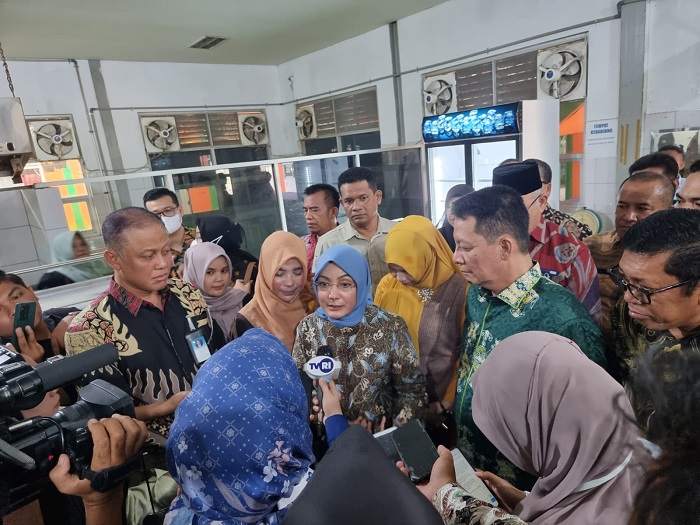 Direktorat Jenderal Pendidikan Vokasi (Dirjen Diksi) Kementerian Pendidikan, Kebudayaan, Riset, dan Teknologi (Mendikbudristek), Dr. Ir. Kiki Yuliati,
M.Sc. saat sesi wawancara dengan awak media di Banda Aceh, Jumat (17/3/2023) (Foto: Nukilan.id/Azril)