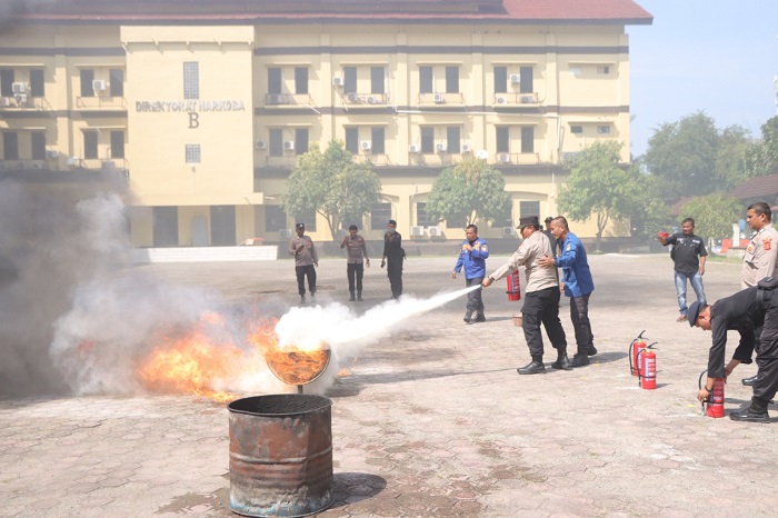 Kayanma Polda Aceh Sosialisasikan dan Gelar Simulasi Pemadaman Api Saat Terjadi Kebakaran di Lapangan Polda Aceh. (Foto: Ist)