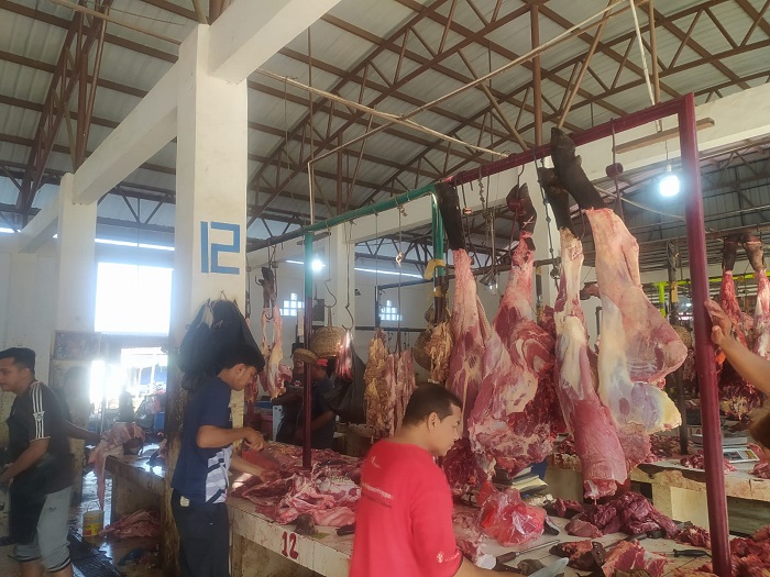 Pedagang Daging Sapi di Pasar Al-Mahirah Lamdingin, Banda Aceh, Senin (20/3/2023). (Foto: Nukilan.id/Azril)