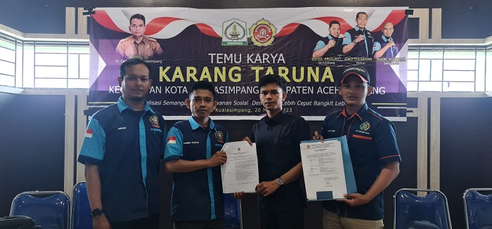 Terpilih Secara Aklamasi, Fachrur Razi (Tengah kanan) Jadi Ketua Karang Taruna Kecamatan Aceh Tamiang. (Foto: Ist)
