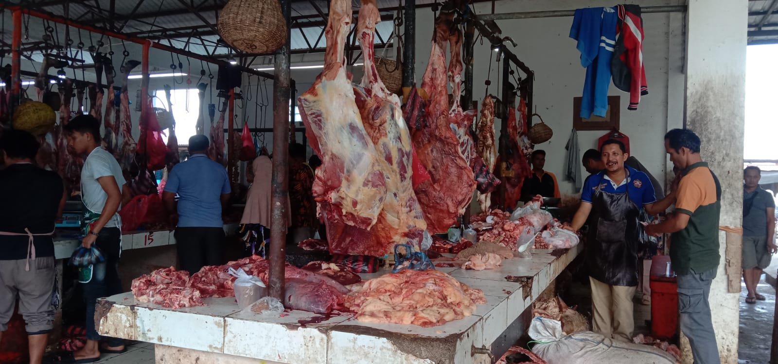 Pedagang daging di Pasar Al-Mahirah Lamdingin, Banda Aceh. (Foto: Nukilan/Rezi)