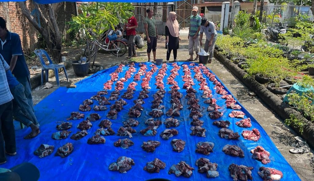 Kapolda Aceh Bagikan 300 Kg Daging Meugang untuk Warga