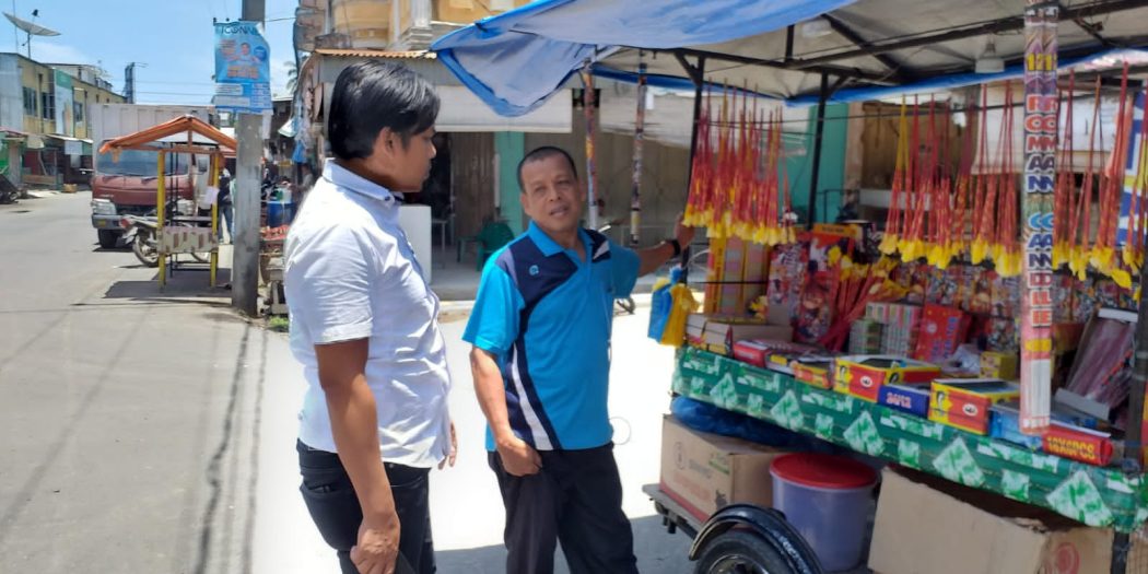 Personel Polsek Blang Mangat melakukan patroli ke sejumlah pedagang petasan di Lhokseumawe.