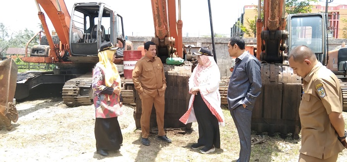 Tindaklanjuti Raqan Pajak dan Retribusi, Banleg DPRK Banda Aceh Tinjau Alat Berat Milik Pemko. (Foto: Ist)