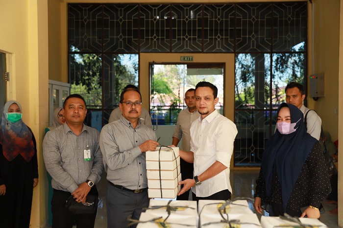 Pemimpin Divisi Sekretariat Perusahaan Bank Aceh, Said Zainal.Arifin didampingi Kepala Bagian Sarana dan Prasarana, Mirza menyerahkan iftar berkah dari Program Ramadhan Berkah Bank Aceh kepada pasien dan keluarga pasien di rumah singgah RSUZA melalui Kepala Bagian Rumah Tangga RSUZA, Rizal, di lingkungan RSUZA, Rabu (29/03/2023). (Foto: Ist)