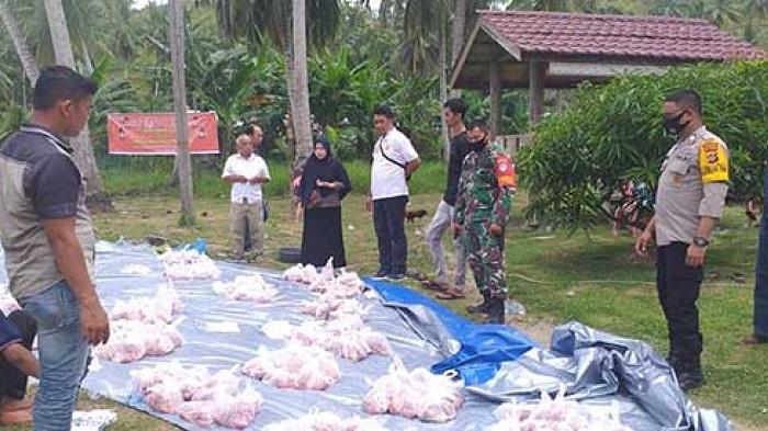 PT Sumberdaya Sewatama memberikan bantuan daging meugang kepada puluhan anak yatim dan masyarakat di desa Meuriah Paloh, Kecamatan Muara Satu, Lhouksemawe, Rabu (22/3/2023). (Foto: Dok. Swatama)