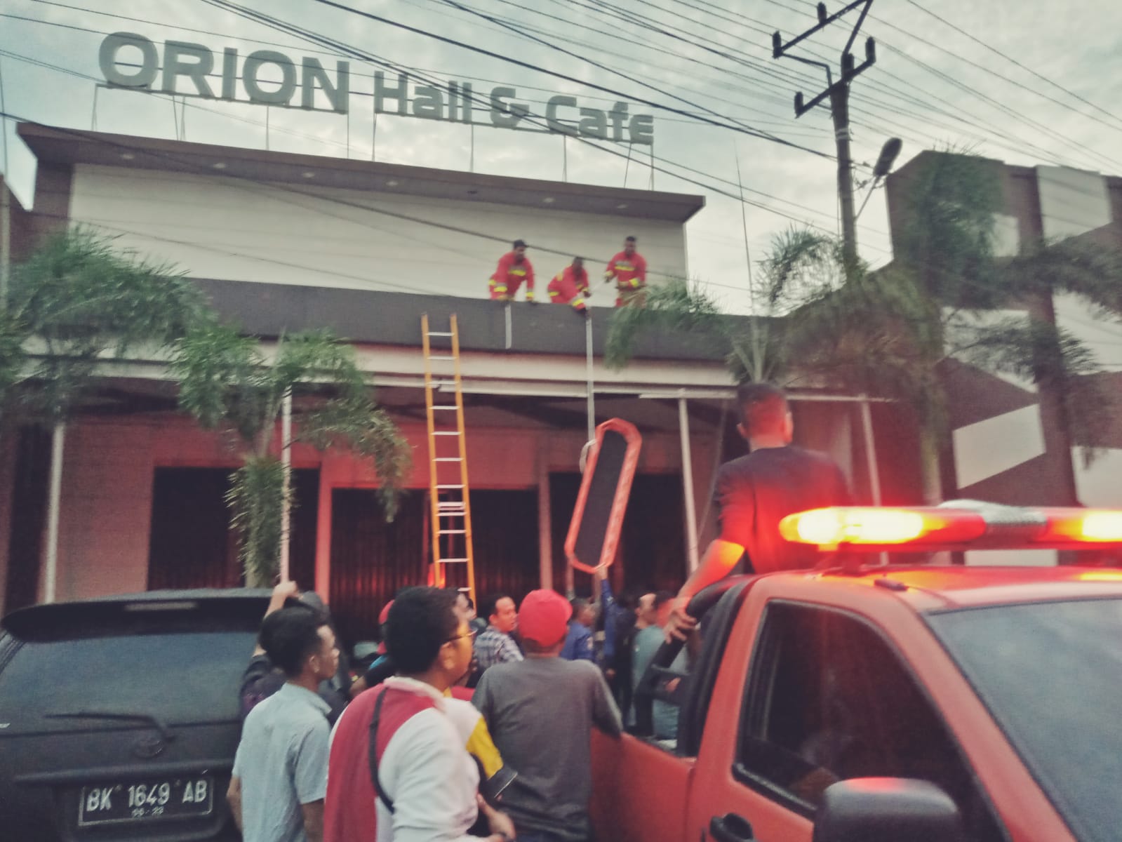 Penyelamatan korban tersengat listrik di Hotel Orion Banda Aceh.