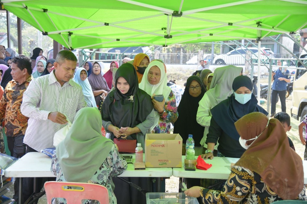 Warga Padati Pangan Murah di di Halaman Meunasah Gampong Neuhen, Kamis (16/3/2023).
