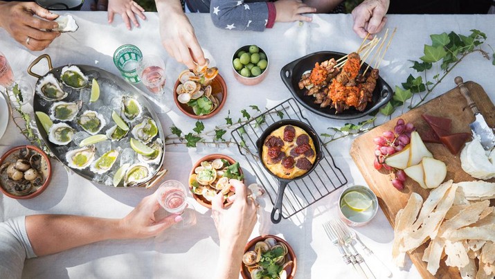 Foto: Ilustrasi buka puasa (Photo by Luisa Brimble on Unsplash)