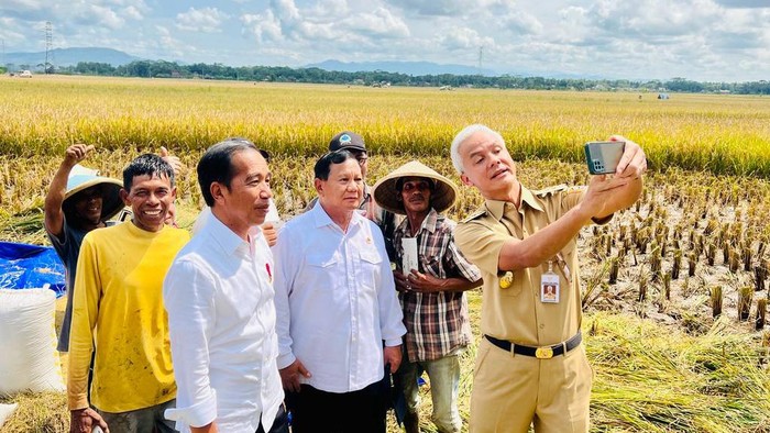 Presiden Ri Joko Widodo bersama Menhan Prabowo Subianto dan Gubernur Jateng Ganjar Pranowo saat kunjungan panen raya di Kebumen (Foto: News.detik.com}