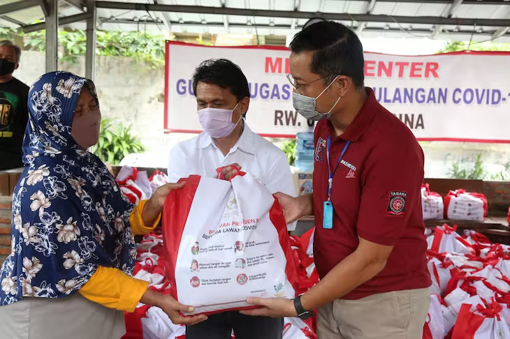Ilustrasi pembagian bansos. (Foto: Goodnewsfromindonesia)