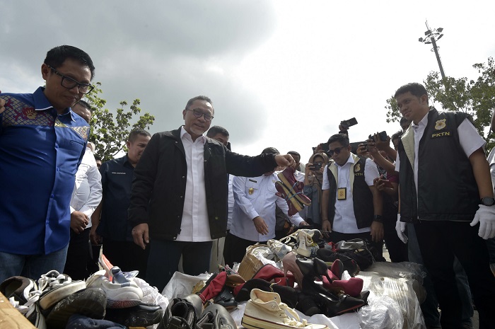 Satgassus Pencegahan Korupsi Polri musnahkan 730 bal pakaian, sepatu, hingga tas bekas impor senilai Rp 10 miliar di Terminal Bandar Raya Payung Sekaki, Pekanbaru, Riau, Jumat (17/3/2023). (Foto: Dok. Kemendag)