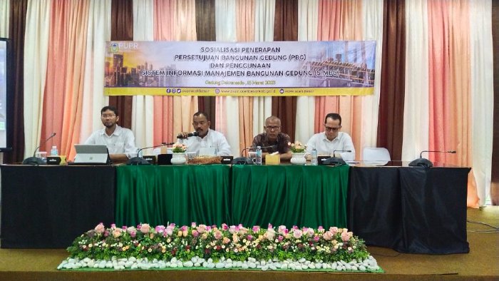 Asisten II Sekdakab Aceh Besar M Ali S.Sos. MSi membuka sosialisasi penerapan PBG dan SIMBG di Aula Dekranasda Aceh Besar, Gampong Gani, Kecamatan Ingin Jaya, Rabu (15/3/2023). (Foto: Ist)