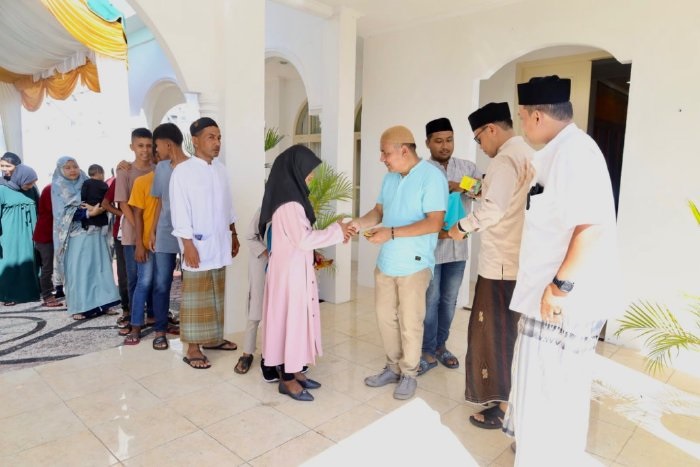 Ribuan masyarakat dari Kota Jantho dan sekitarnya, termasuk dari Kecamatan Seulimuem, Lembah Seulawah dan Kuta Cotglie, bersilaturrahmi ke Meuligoe Bupati Aceh Besar, di Kota Jantho, Sabtu (22/04/2023). (Foto: Ist)