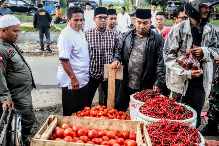 Pj Bupati Aceh Besar, Muhammad Iswanto S.STP, MM bersama sejumlah Kepala OPD Pemkab Aceh Besar, berdialog dengan pedagang saat kembali memantau dan mengecek harga Sembako, di Pasar Induk Lambaro, Kecamatan Ingin Jaya, Kabupaten Aceh Besar, (Foto: Ist)