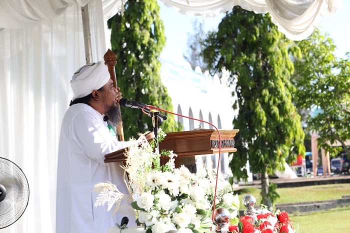 Ustadz H. Zulkarnaen Ridwani, SAg memberikan tausyiah usai shalat Ied di pelataran Masjid Agung Al Munawwarah di Kota Jantho, Sabtu (22/04/2023). (Foto: Ist)