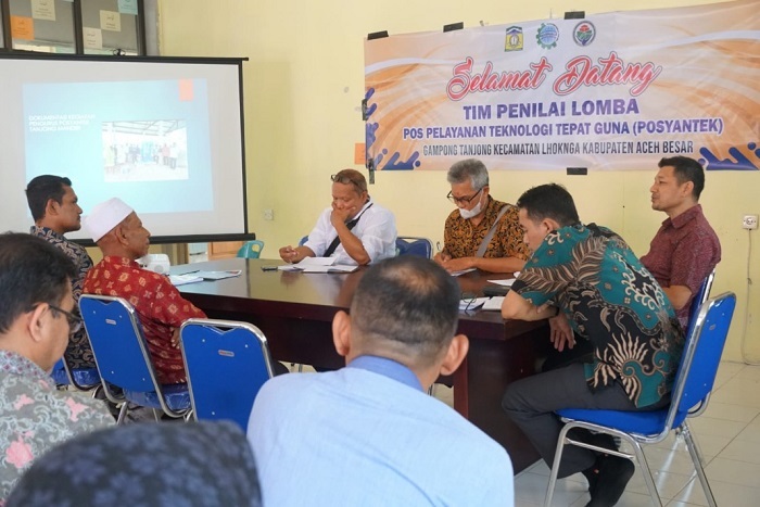Ketua Tim Penilai Posyantek Provinsi Aceh Ir Zulfadli ST MT IPM beserta rombongan disambut Kepala Dinas Pemberdayaan Masyarakat dan Gampong (DPMG) Kabupaten Aceh Besar Carbaini S.Ag, Sekretaris DPMG, Kabid TTG, Tenaga Ahli Pendamping Kabupaten, Camat Lhoknga, Keuchik dan Tuha Peut, serta Perangkat gampong Tanjong. (Foto: Ist)