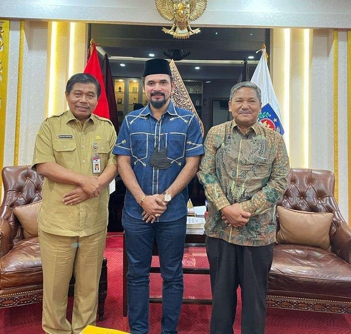 Ketua Komisi I Dewan Perwakilan Rakyat Aceh (DPRA), Iskandar Usman Al-Farlaky menemui Sekretaris Jenderal(Sekjen) Kementerian Dalam Negeri (Kemendagri), Suhajar Diantoro di Gedung A Kementerian Dalam Negeri Jalan Medan Merdeka Utara, No 7 Jakarta Pusat. (Foto: rri.co.id)