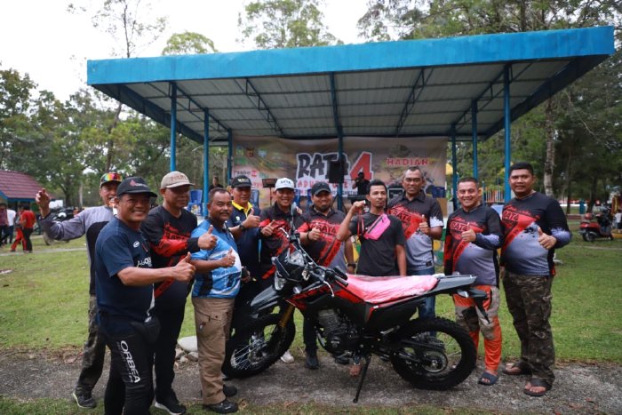 Foto bersama peraih door prize utama berupa sepeda motor trail merk Honda CRF untuk peserta Trail Adventure RATA-4, di Taman Sari, Kota Jantho, Sabtu (11/3/2023). (Foto: Ist)