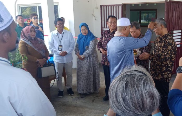 Staf Ahli Bupati Aceh Besar Anita SKM MKes menyaksikan prosesi tepung tawar Akademika kampus Akupunktur Aceh, di Neheun Kecamatan Mesjid Raya, Selasa (14/3/2023). FOTO/ MC ACEH BESAR