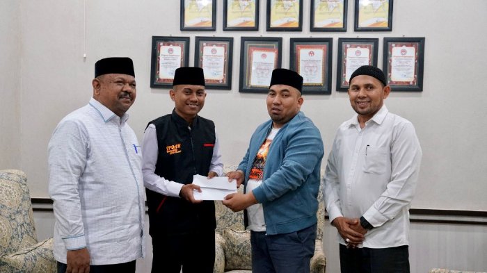 Bupati Aceh Besar Muhammad Iswanto, SSTP, MM, didampingi Kepala Dinas Syariat Islam Kabupaten Aceh Besar, Rusdi, SSos MSi dan Kepala Sekretariat Baitul Mal Aceh Besar Heru Saputra SH MH menyerahkan tambahan uang saku. (Foto: Ist)