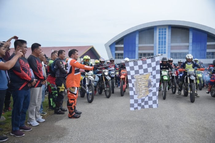 Pj Bupati Aceh Besar Muhammad Iswanto SSTP MM melepas 320 rider peserta Trail Adventure RATA-4 HUT ke-39 Kota Jantho, di Komplek Jantho Sport City (JSC), Sabtu (11/3/2023). (Foto: Ist)