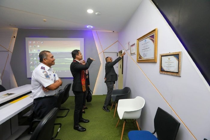 Wakil Ketua Komisi Informasi Pusat (KIP) RI, Arya Sandiyudha saat berkunjung ke Dinas Perhubungan Aceh dalam rangka visitasi uji kepatutan calon penerima Anugerah Tinarbuka Tahun 2023, Selasa (11/4/2023).