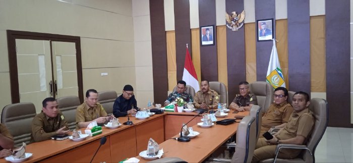RAKOR PENGENDALIAN INFLASI DAERAH - Penjabat Bupati Aceh Besar Muhammad Iswanto, S.STP MM yang diwakili Asisten II Sekdakab Aceh Besar M Ali, S.Sos, M.Si bersama Forkopimda, TNI, Polri, Kepala BPS, dan OPD terkait mengikuti Rapat Koordinasi (Rakor). (Foto: ist)