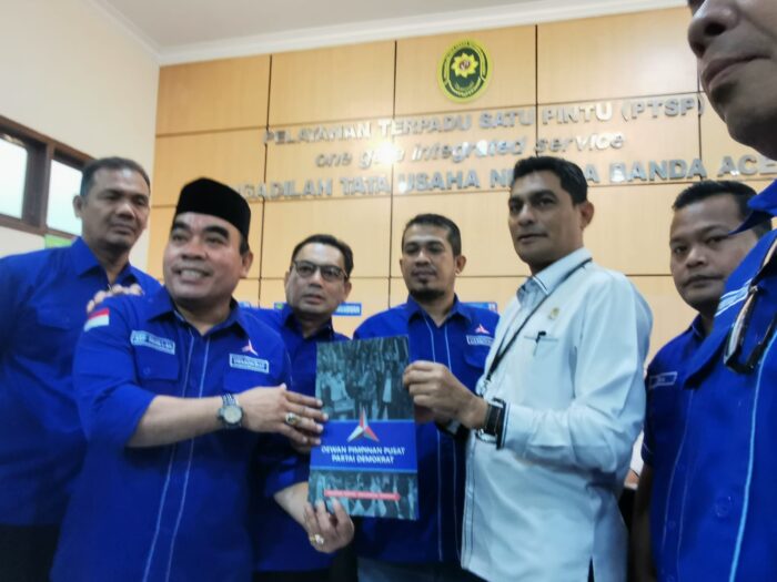 Pengurus Dewan Pimpinan Daerah Partai Demokrat Aceh menyerahkan permohonan perlindungan hukum dan keadilan kepada Ketua Mahkamah Agungmelalui Pengadilan Tata Usaha Negara (PTUN) Banda Aceh di Lueng Bata, Banda Aceh, Senin (3/4/2023).