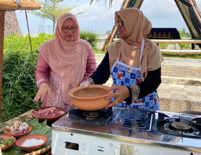 Ketua Dharma Wanita Sri Wahyuna bersama Pengurus MAA Aceh Besar Mardhiah Ali sedang melakukan demo masak Sie Teu-om di Dekranasda, Gani, Ingin Jaya, Selasa (14/3/2023). FOTO/MC ACEH BESAR