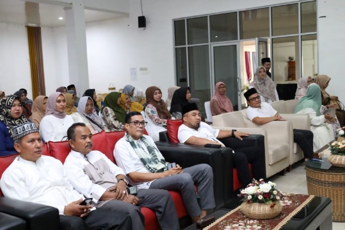 Pj Bupati Aceh Besar Muhammad Iswanto S.STP.,MM di dampingi Asisten II Sekdakab Aceh Besar M.Ali SSos MSi, Kepala Diskopukmdag Aceh Besar Ir. Darmansyah, ST, M.Si dan Kadisparpora Aceh Besar Abdullah, SSos menghadiri penutupan pelatihan dan pembinaan. (Foto: Ist)