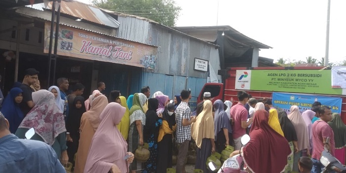 Ratusan warga mengantri untuk membeli gas elpiji 3 kg pada operasi pasar khusus elpiji 3 Kg yang dilaksanakan di Pasar Seulimuem, Aceh Besar, Jum'at (28/4/2023). (Foto: Dok. Aceh Besar)