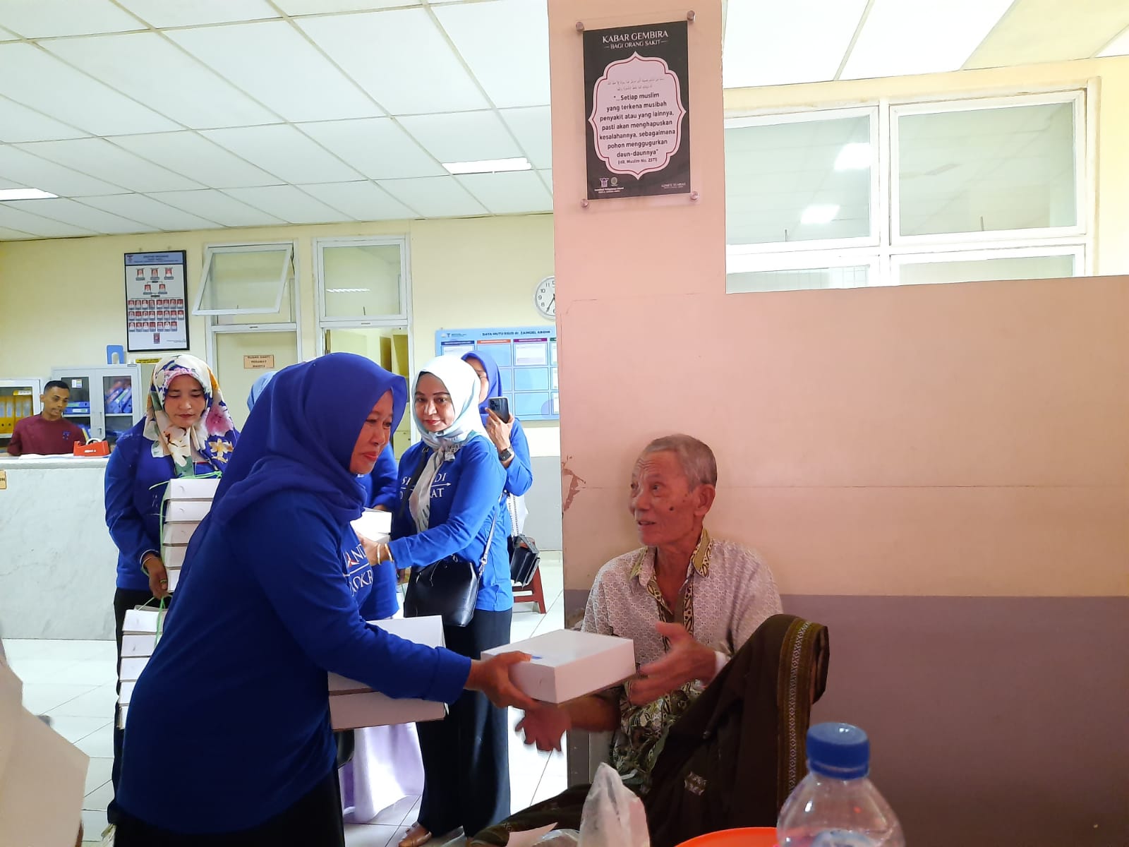Srikandi Demokrat Aceh  membagikan nasi kotak untuk keluarga pasien di RSUZA, Banda Aceh, pada Kamis (5/4/2023) sore.