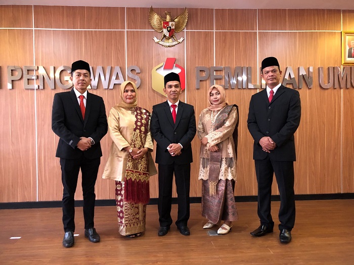 Lima Anggota Panwaslih Aceh Resmi di Lantik Oleh Bawaslu RI, Sabtu (16/4/2023). (Foto; Ist)