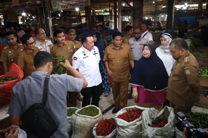 Direktur Alat dan Mesin Pertanian Kementerian Pertanian RI Muhammad Hatta S.STP, MM, bersama Pj Bupati Aceh Besar Muhammad Iswanto SSTP, MM, berdialog dengan pedagang saat meninjau Pasar Induk Lambaro. (Foto: Ist)