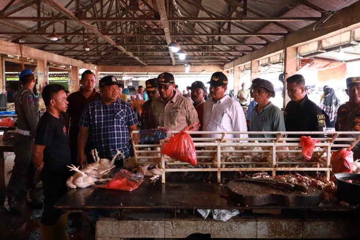 Sekdakab Aceh Besar Drs Sulaimi MSi bersama Kepala OPD dan Forkopimcam Ingin Jaya sedang menanyakan harga daging pada salah seorang penjual di Pasar Induk Lambaro, Kecamatan Ingin Jaya, Kabupaten Aceh Besar, Rabu (22/3/2023) pagi. (Foto: Ist)