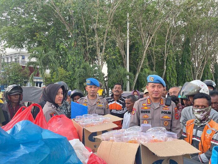 Kabidprompam Polda Aceh Bagikan 400 Kotak Nasi dan Iftar untuk Masyarakat