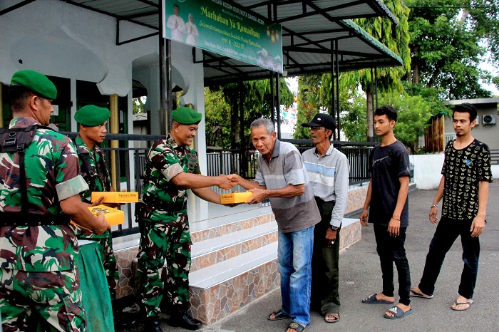 Anggota Komando Distrik Militer (Kodim) 0101/Kota Banda Aceh (KBA) membagikan menu buka puasa secara gratis kepada masyarakat di seputaran Markas Kodim 0101/KBA, Sabtu (1/4/2023). (Foto: Ist)
