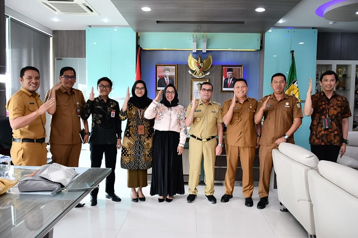 Nukilan.id - Penjabat (Pj) Wali Kota Banda Aceh Bakri Siddiq menerima audiensi tim dari Badan Pembinaan Ideologi Pancasila (BPIP) di ruang kerjanya di balai kota, Senin (3/4/2023). (Foto: Ist)