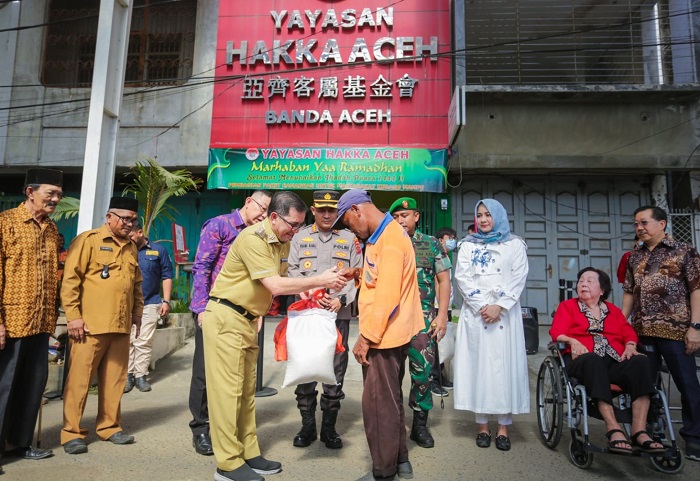Bakri Siddiq Bagi-Bagi Paket Ramadan bersama Yayasan Hakka, Senin (3/4/2023). (Foto: Ist)