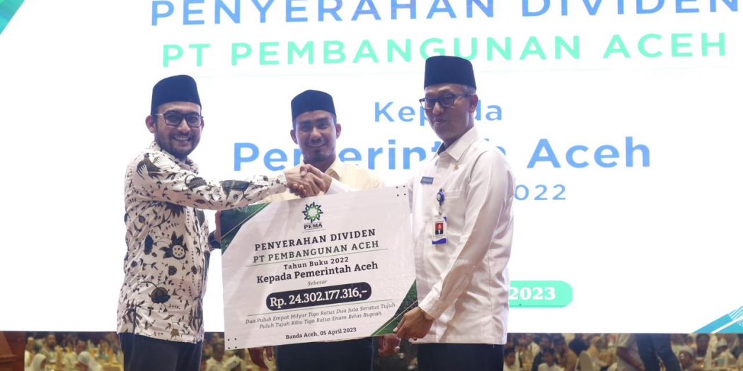 Asisten Administrasi Umum Sekda Aceh, Dr. H. Iskandar, AP, S.Sos, M.Si, saat menerima secara simbolis penyerahan deviden tahun buku 2022 kepada Pemerintah Aceh sebesar Rp24.302.177.316 dari PT.PEMA yang diserahkan Oleh Direktur Utama PT. PEMA Ali Mulyagusdin, di Anjong Mon Mata, Banda Aceh, Rabu, (5/4/2023).
